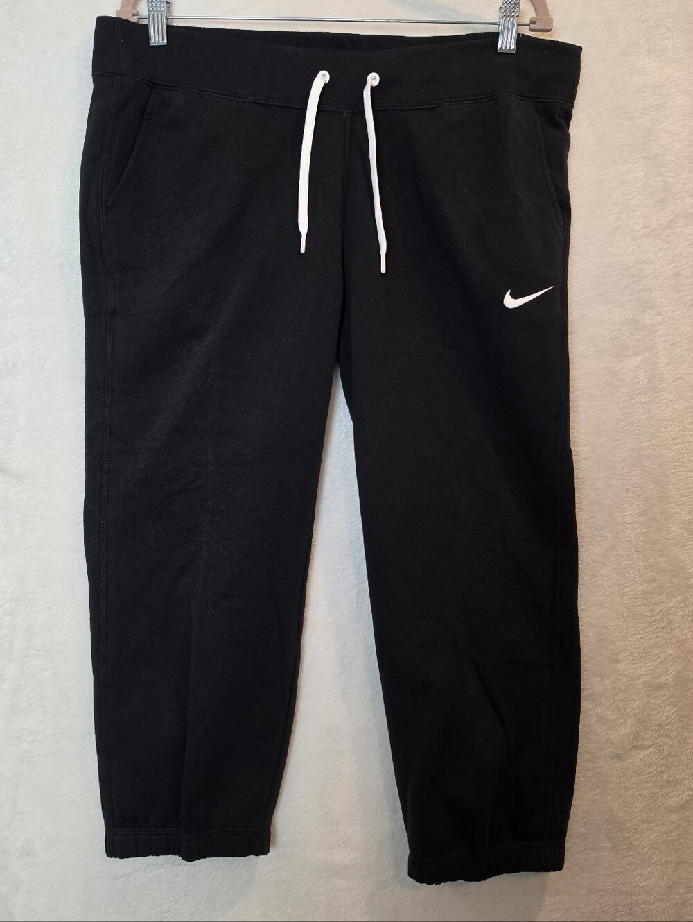 Nike Women's XL NWT Club Swoosh Regular Fit Capri Fleece Joggers Black